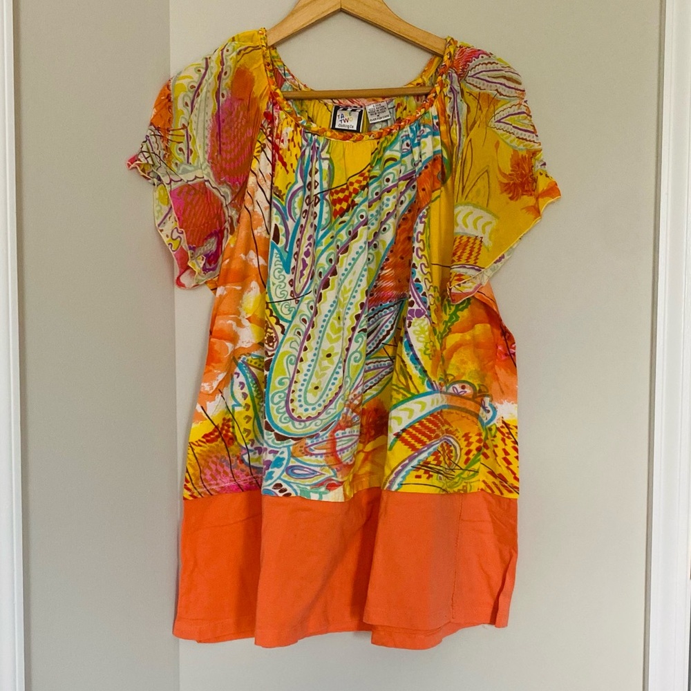 VIBRANT SHORT SLEEVE FLOWY TUNIC TOP